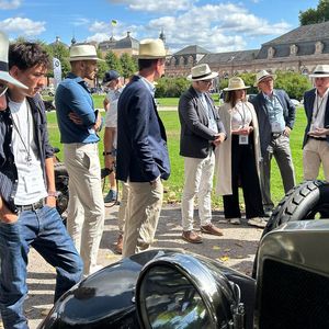 Die Jury des Concours d'Elegance innerhalb der Classic-Gala Schwetzingen während der Besichtigung eines Alfa Romeo 20/30 HP.(Bild:  Peter Diehl)