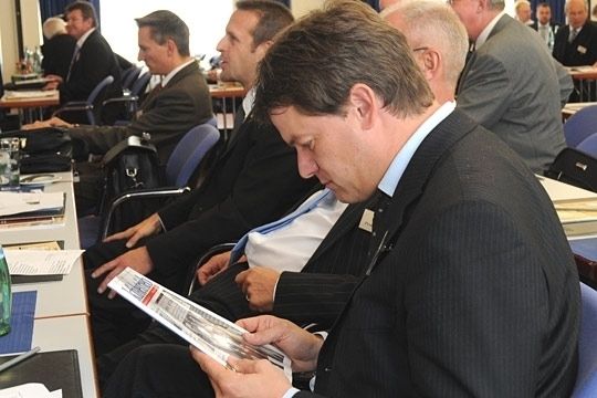 Schön zu sehen, wie Referent Manfred Schlegel den »kfz-betrieb« studiert. (Archiv: Vogel Business Media)