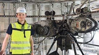 Geowissenschaftler Jahn Faust ist Produktionsleiter Rohstoffe im Tirschenreuther Werk der Imerys Tableware Deutschland. Gemeinsam mit seinem Team  ist er verantwortlich für die Herstellung von gemahlenen Pegmatit-Sanden,  dem Grundstoff von Porzellanmassen. Neben ihm ist einer der Greifer zu sehen,  die mithilfe der Baugruppe von BAM wieder in Gang gesetzt wurden. (Bild: Shamika Löchel / BAM GmbH)