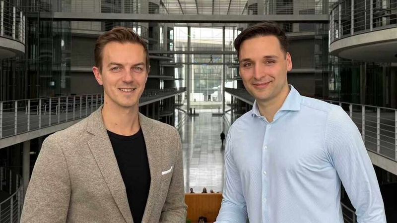 Alexander Schönseiffen, CEO von ZopaAI, (rechts) zu Gast im Bundestag bei Matthias Mieves (Mitglied im Digitalisierungsausschuss des Bundestages). (Bild: ZopaAI)