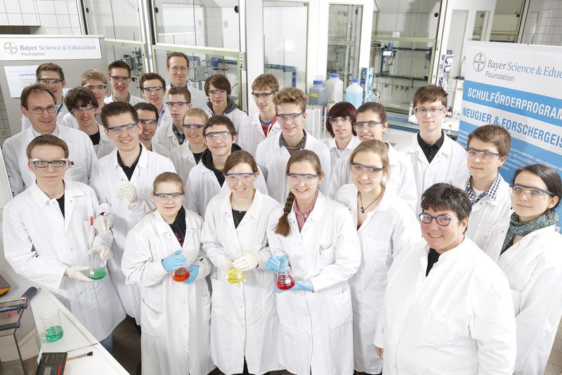 Die Nachwuchs-Chemiker gemeinsam mit Birgit Vieler (1. Reihe r.), Landesbeauftragte NRW der Chemie-Olympiade, und Guido Körner (3. Reihe li.), Currenta Ausbildung. (Bild: Bayer)