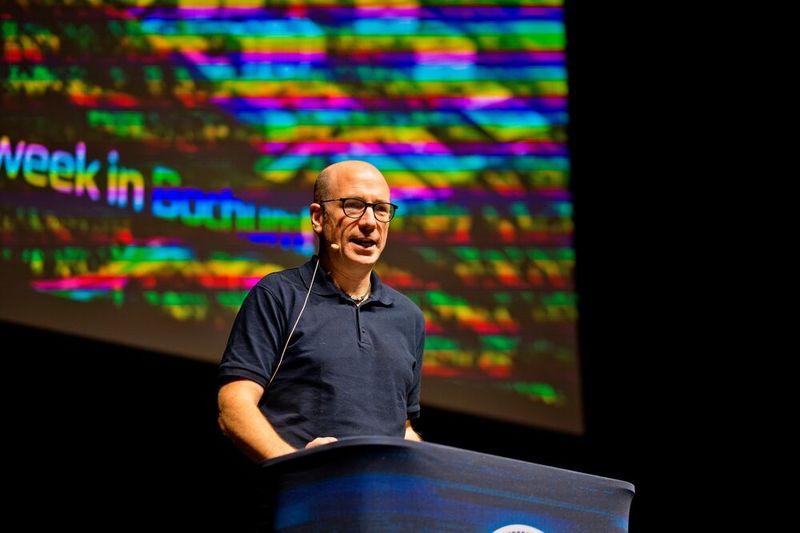 Auch Thorsten Holz vom Max-Planck-Institut, trug einen Teil zur Eröffnungszeremonie bei und erläuterte, warum Bochum einer der Hotspots für Cybersecurity in Europa ist. (Bild: Bochum Wirtschaftsentwicklung | Donna & der Blitz)