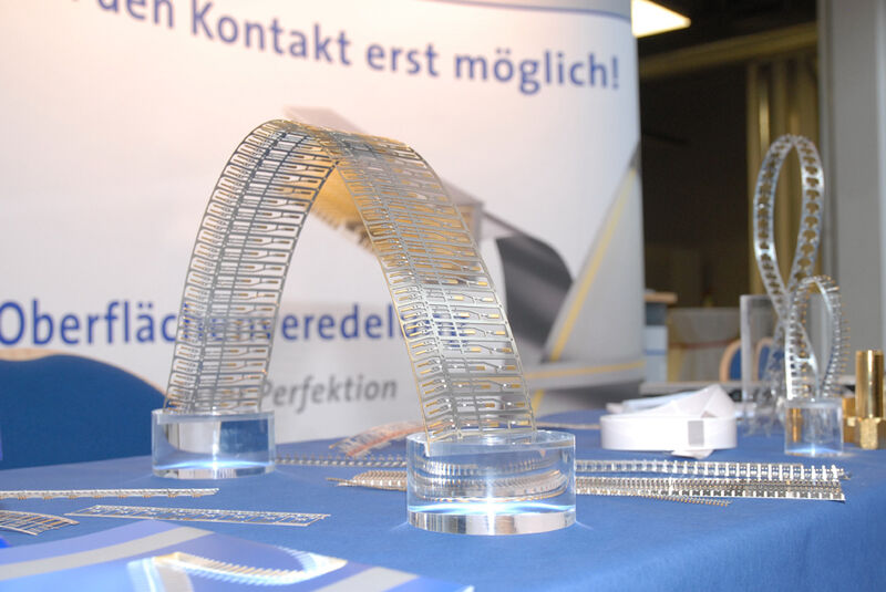 Enayati präsentiert ein selektiv mit Gold und Zinn veredeltes Stanzgitter. (Archiv: Vogel Business Media)