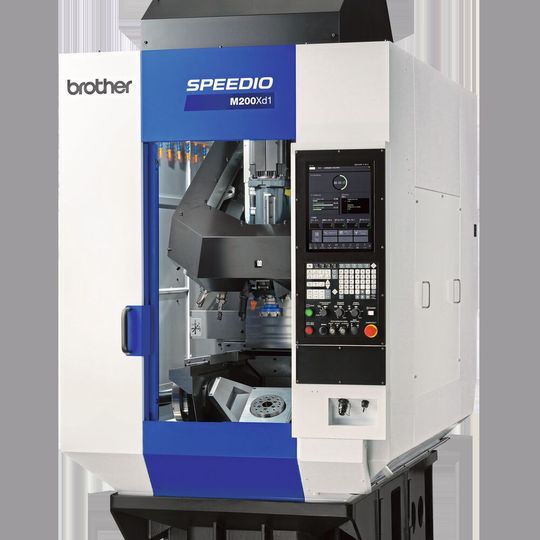 La Brother Speedio M200Xd1 combine les technologies de fraisage et tournage dans une seule machine et dispsoe d'une importante autonomie en association avec le système d'automatisation «MiyButler». La Brother Speedio M200Xd1 combine les technologies de fraisage et tournage dans une seule machine et dispsoe d'une importante autonomie en association avec le système d'automatisation «MiyButler».