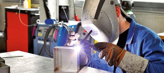 Das WIG-Schweißen ist ein Schweißverfahren, das sich unter anderem durch eine hohe Qualität der Nähte auszeichnet. Es kann zudem für viele Metalle angewendet werden. Hier ein Überblick über diesen flexibel anwendbaren Schweißprozess.(Bild:  industrieblick - stock.adobe.com)