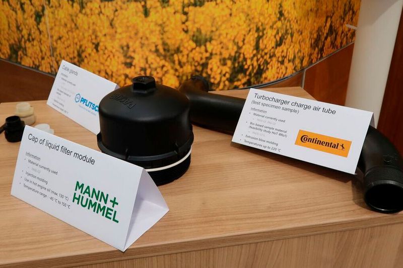 ...Das Ladeluftrohr, der Deckel eines Ölfiltermoduls und die Kabelverschraubung bestehen aus biobasierten Kunststoffen und wurden gezielt für hohe Temperaturbereiche entwickelt. (Bild: D.Quitter - VCG)