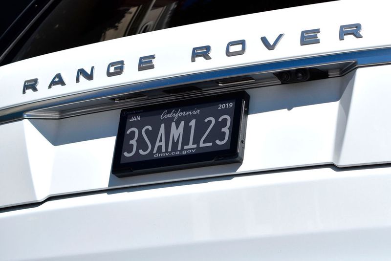 Der US-Bundesstaat Kalifornien testet die Einführung digitaler Nummernschilder, welche die monochrome Bildschirmtechnologie von E-Book-Readern nutzen. (Bild: RPlate)