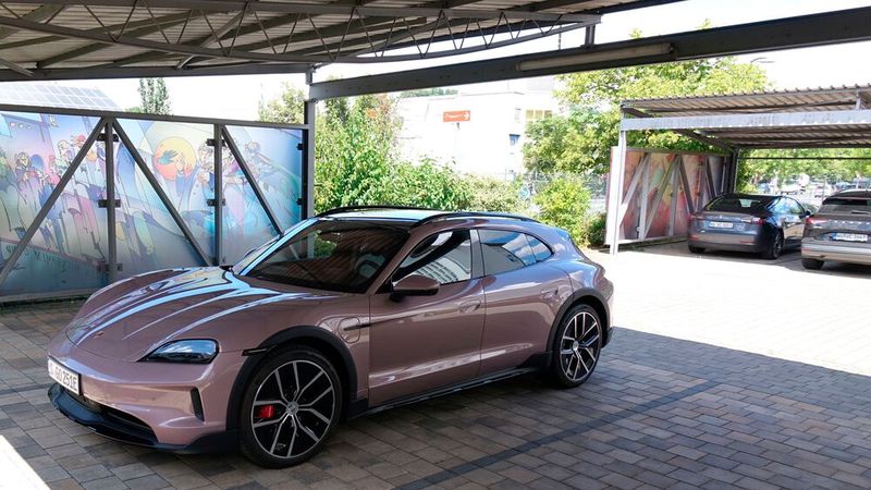 Auf dem überdachten Geschäftsführungsparkplatz macht sich der Porsche schon einmal gut – und er ist auch nicht das einzige Elektroauto dort.(Bild:  Rosenow – VCG)