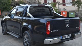 Unter den Pick-ups in Deutschland zählt die X-Klasse zu den Exoten. Ende 2017 bei den Mercedes-Benz-Händlern eingeführt, befindet sie sich derzeit im zweiten vollen Verkaufsjahr. 2018 wurden von der Baureihe weltweit gerade einmal rund 17.000 Einheiten vermarktet.  (Michel/»kfz-betrieb«)