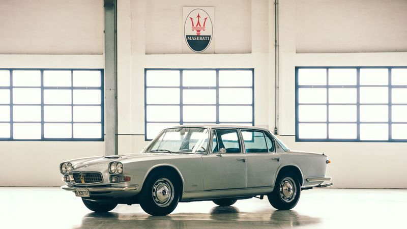 Der Maserati Quattroporte wurde 1963 vorgestellt.  Anfänglich hatten sie einen Hubraum von 4136 cm³ Hubraum und eine Leistung von 191 kW (260 PS), später kam noch eine Variante mit 4719 cm³ und einer Leistung von 213 kW (290 PS) dazu. Mit einer Höchstgeschwindigkeit von 220 km/h war der Quattroporte in den 1960er-Jahren eine der schnellsten Serienlimousinen der Welt. Bis 1970 wurden 776 Exemplare gebaut. (Bild: Maserati)