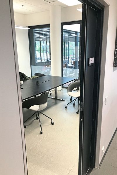Kunden können ihre Wartezeit an Arbeitsplätzen überbrücken. (Bild: Hostnik)