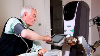 Der Care-O-bot 4 unterstüzt Menschen im Alltag. Er kann ihnen Essen reichen und reagiert auf Sprache. (Fraunhofer IPA)