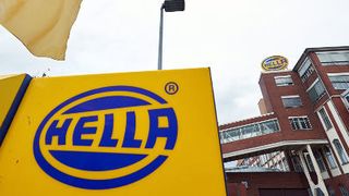 Das Werk des Autozulieferers Hella in Lippstadt. Der deutsche Leuchtenhersteller wurde zusammen mit seinem Reutlinger Wettbewerber Automotive Lighting von der EU-Kommission wegen illegaler Preisabsprachen zu einer Strafe in Höhe von 26,7 Millionen Euro verdonnert. (Bernd Thissen/dpa)