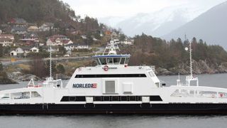 Schwimmender Stromer: Die von Siemens in Kooperation mit dem Schiffbauer Fjellstrand ausgestattete weltweit erste elektrische Auto- und Passagierfähre wurde in Betrieb genommen. Mit ihren drei Batteriepaketen, eines an Bord und eines in jedem Hafen, fährt sie vollständig emissionsfrei. (Bild: Siemens)