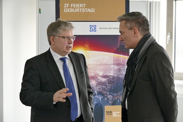 Helmut Ernst im Gespräch mit »kfz-betrieb«-Chefredakteur Wolfgang Michel: „ZF Services wird von dem schnellen Wandel der Mobilitätsbranche profitieren.“ (Foto: ZF Services)