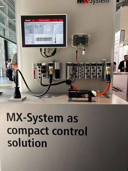Schaltschranklose Automatisierung mit Beckhoff: Das «MX-System» von Beckhoff ermöglicht erstmals vollständig schaltschranklose Automatisierungslösungen im Maschinen- und Anlagenbau. Das modulare Baukastensystem aus MX-System-Baseplate und Funktionsmodulen vereint alle Aufgaben eines klassischen Schaltschranks – von der Energieverteilung bis zur Ansteuerung von Motoren und Aktuatoren – frei konfigurierbar über IPC-, Koppler-, I/O-, Drive-, Relais- und System-Module. (Bild: Jeremy Streiff)