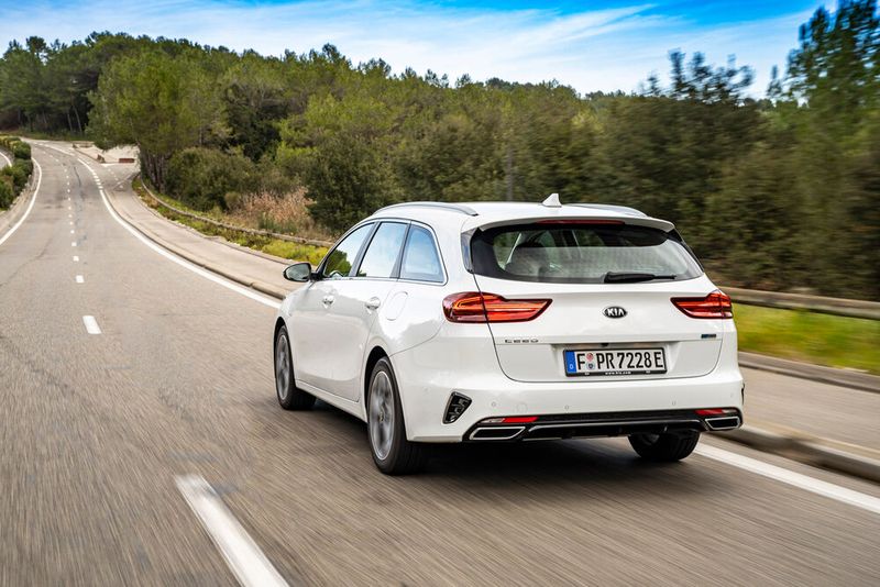 An der Haushaltssteckdose dauert das Volltanken rund fünf Stunden, an einer für rund 800 Euro erhältlichen Wallbox oder öffentlichen Stromsäulen knapp drei Stunden. (Bild: Kia)