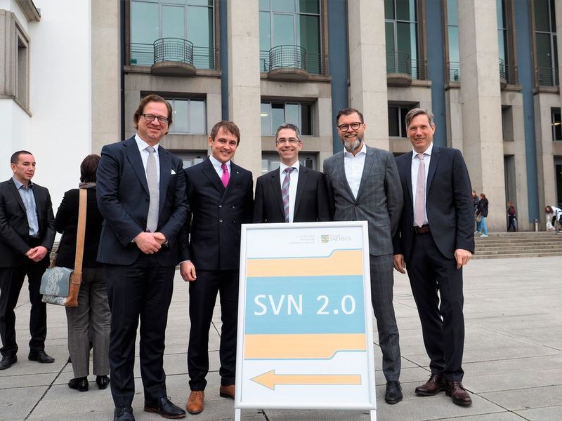 Stolze Partner: Dr. Andrè Schulz (VMware), Dr. Sebastian Kniebusch (SID), Horst Robertz (VMware) und Dirk Arendt (Check Point) sowie ein weiterer VMware-Mitarbeiter (Manfred Klein)