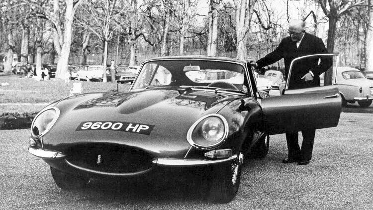 Sir William Lyons, der Gründer der Automobilmarke Jaguar, ließ es sich nicht nehmen, bei der Vorstellung des „heißesten“ bis dato von seiner Firma entwickelten Produkts persönlich anwesend zu sein. Der seinerzeit in Genf präsentierte „9600 HP“ ist bis heute erhalten. Er befand sich bis 2000 im Originalzustand und wurde dann originalgetreu restauriert. (Jaguar)