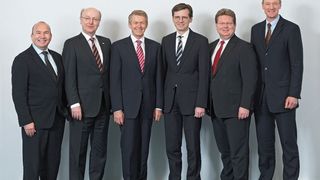 Die Konsortialpartner bei der Unterzeichnung der Absichtserklärung (von links): Dr. Rainer Feurer (BMW), Dr. Siegfried Dais (Bosch), Prof. Thomas Weber (Mercedes-Benz), Dr. Dirk Erich Mausbeck (EnBW), Dr. Arndt Neuhaus (RWE) und Dr. Roland Busch (Siemens).  (Bild: Bosch)
