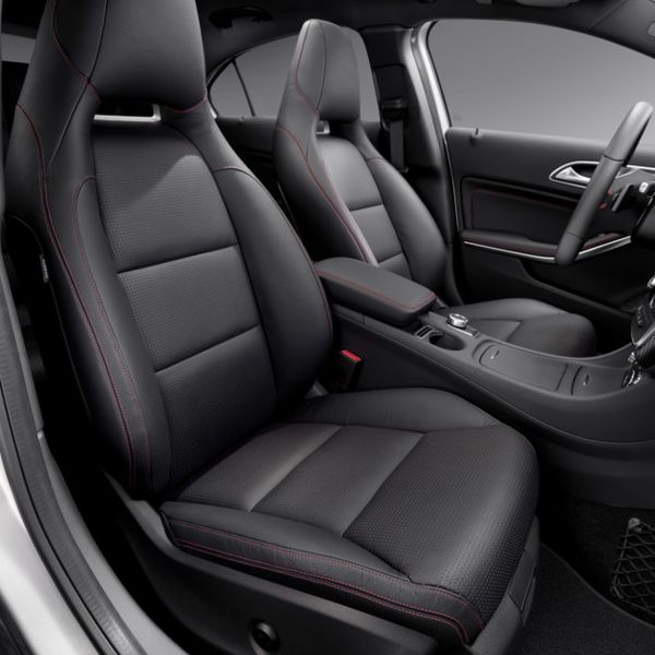 Den angebotenen Ausstattungslinien „Urban“, „Style“ und „AMG Sport“ ist gemein, dass sie vorne Sportsitze mit integrierten Kopfstützen und Kontrastziernähten bieten. Auch mit serienmäßigen Assistenzsysteme wie einer radargestützten Kollisionswarnung mit adaptivem Bremsassistenten, dem so gennannten Collission Prevention Assist, will sich die Marke von den Konkurrenten im Segment abheben. (Daimler)