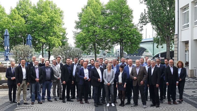 Die Teilnehmer der Bundesfachgruppe Freie Werkstätten bei ihrer Sitzung in Bonn.