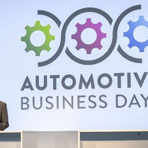 Am zweiten Tag der Automotive Business Days, dem 22. Juni 2022, standen die Service-Themen im Mittelpunkt. »kfz-betrieb«-Chefredakteur Wolfgang Michel führte durch den Tag.(Bild:  Stefan Bausewein)