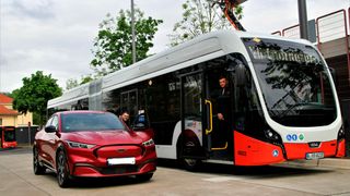 Das „MuLi“-Projekt in Köln: Aufladung von Batteriebussen und Elektroautos mit dem Bremsstrom der Straßenbahn. (KVB)