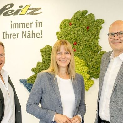 Friederike Moritz übernimmt bei der Seitz-Gruppe die kaufmännische Geschäfsführung von Bernd Czolkos (r.). Sie bildet damit künftig die Doppelspitze des Unternehmens, zusammen mit Martin Osterberger-Seitz (l.) (Bild: Autohaus Gruppe Seitz)