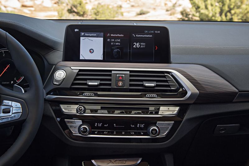Das Infotainment-System kann erstmals mit Fingergesten gesteuert werden. (BMW)