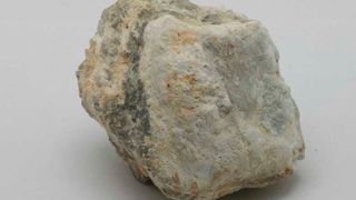 Das ist nur eine von vielen Erscheinungsformen des Minerals Spodumen. Es enthält einen bedeutenden Anteil an Lithium. Thyssenkrupp Materials Trading hat sich nicht umsonst jetzt die Lieferrechte gesichert. Lesen Sie, warum. (Bild: Mineralquelle)