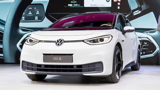 Der VW ID3 hat sich in der Kompaktklasse im Dezember auf Platz eins der Absatzstatistik geschoben – und damit vor den VW Golf. (Bild: Volkswagen)