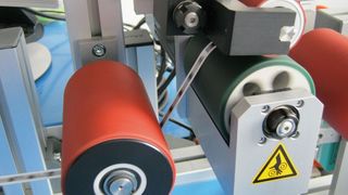 Seit rund vier Jahren hat Polymerforscher und Gleitlagerexperte Igus auch ein eigenes Wälzlagerprogramm. Das Anwendungsspektrum ist sehr breit gefächert. Hier im Bild sind schmier- und wartungsfreie Xiros-Polymerkugellager in beschichteten Umlenkrollen bei Tesa Scribos verbaut zur Materialführung (Archiv: Vogel Business Media)