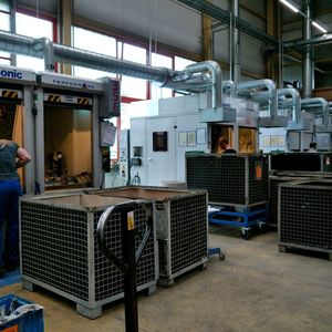 Roboter-Schweißzellen in Reihenschaltung optimieren den Materialfluss: Die neuen Panasonic-Anlagen arbeiten schneller und zeichnen sich durch eine bessere Schweißnahtqualität aus. Diese wurden stufenweise innerhalb von drei Jahren bei der Paul Hafner GmbH implementiert.