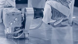 Mit dem Bericht „Konstruktive Sicherheitseinrichtungen für handgeführte Laser zur Materialbearbeitung“ will die BAuA die Sicherheit zukünftig zu entwickelnder Laser steigern und Anwendern bei der Auswahl sicherer Geräte helfen.  (Bild: Bundesanstalt für Arbeitsschutz und Arbeitsmedizin)