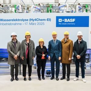 (v.l.n.r.) Manuel Mundt, Vizepräsident Finanzen Sustainable Energy Systems bei Siemens Energy, Katja Scharpwinkel, Mitglied des Vorstands der BASF und Standortleiterin des Werks Ludwigshafen, Katrin Eder, Ministerin für Klimaschutz, Umwelt und Mobilität von Rheinland-Pfalz, Udo Philipp, Staatssekretär im Bundesministerium für Wirtschaft und Klimaschutz, Stephan Kothrade, Mitglied des Vorstands der BASF und Chief Technology Officer und Christoph Schütte, Geschäftsführer Siemens Energy Deutschland.(Bild:  BASF)