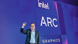 Jack Weast of Intel presents the discrete graphics processor A760A. Thanks to AI functions and a significant amount of computing power, it is intended for use in the next generation of electric and autonomous vehicles. (Image:Intel)