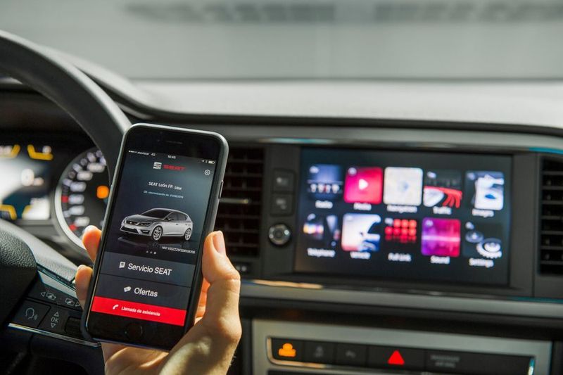 Das Navigations-Infotainmentsystem (ab 400 Euro) kommt mit nur noch zwei richtigen Tasten aus. (Seat)