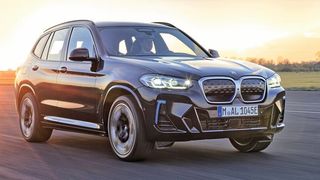 Das ist ein Vertreter der BMW-X-Baureihe. Diese rollt auch aus dem US-amerikanischen Werk des Automobilbauers in Spartanburg vom Band. Jetzt nimmt BMW rund 200 Millionen in die Hand, um dort die Blechbe- und -verarbeitung mit Schuler-Pressen-Know-how aufzurüsten. (BMW Group)