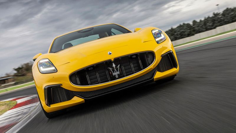 Der 4,96 Meter große Zweitürer ist nicht nur geräumig, sondern erlaubt auch einen bequemen Einstieg. (Bild: Maserati)