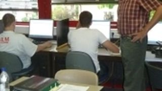 Technischer Lehrer Alois Lehr (re.) war ebenso wie seine Kollegen und die Prüflinge sehr zufrieden mit dem Verlauf der Gesellenprüfung. (Gewerbliche Schule TBB)