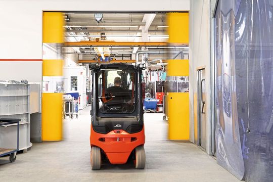 Das Schnelllauftor Syncro ist für bis zu 350.000 Öffnungen im Jahr konzipiert. Im Kurzzeitbetrieb sind damit bis zu 120 Öffnungszyklen pro Stunde drin.(Bild:  Butzbach)