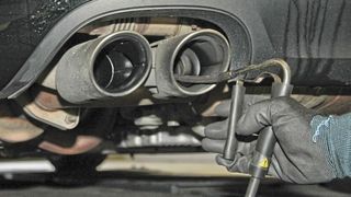 In wenigen Tage soll die Partikelzählung starten. Doch die Versorgung mit entsprechenden Geräten ist im Kfz-Gewerbe nach wie vor mangelhaft. (Bild: Dekra)