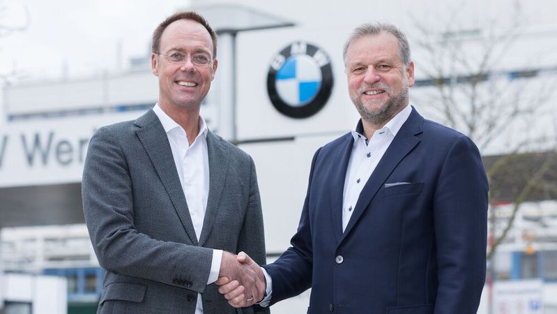 Stefan Kasperowski (r.) übergibt die Leitung für das BMW-Werk Landshut an Thomas Thym.(Bild:  Harry Zdera/BMW)