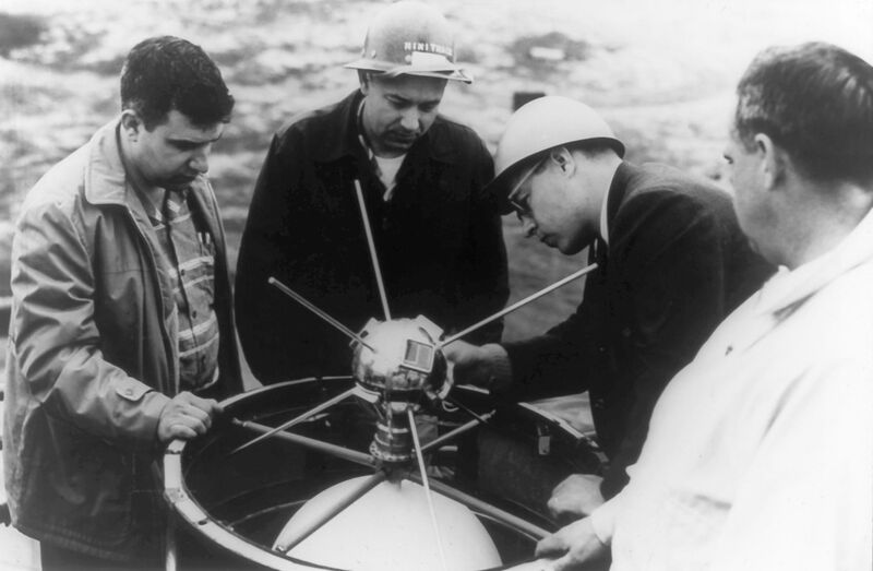 Bild 1: 1958 stellten die USA mit Vanguard 1 den ersten mit Solarenergie versorgten Satelliten vor. Er hatte einen Durchmesser von 16,5 cm und wog 1,47 kg. Das Bild zeigt Wissenschaftler bei der Montage von Vanguard 1 auf einem Raketenteil. (Bild: NASA/Naval Research Laboratory)