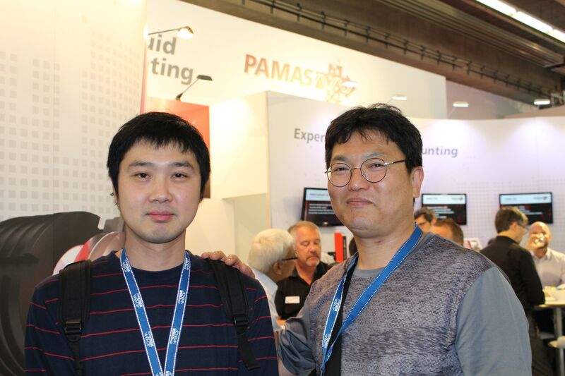 “It’s fantastic here, so many impressions. I like the diversity of the fair. I can get so many new ideas from the Achema for my company,” Hwang Soon Seok (r.), Cosmetics materials business division/General Manager and Lee Tae Woo (l.), R&D Center/Principal Researcher, Radiant. (Bild: PROCESS)