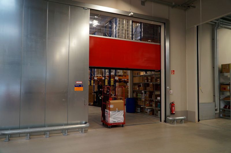 Die flexiblen Schnelllauftore sind serienmäßig mit einem in die Zarge integrierten Lichtgitter ausgestattet. Dieses überwacht die Fläche unterhalb der Schließkante des Tores und lässt das Tor stoppen, sobald sich Gegenstände oder Personen innerhalb des Lichtgitters aufhalten. (Hörmann)