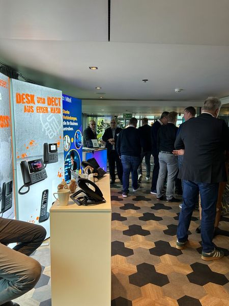 Das Schiff bot genug Platz für eine Mini-Expo der Sponsoren.  (Bild: Vogel IT-Medien)