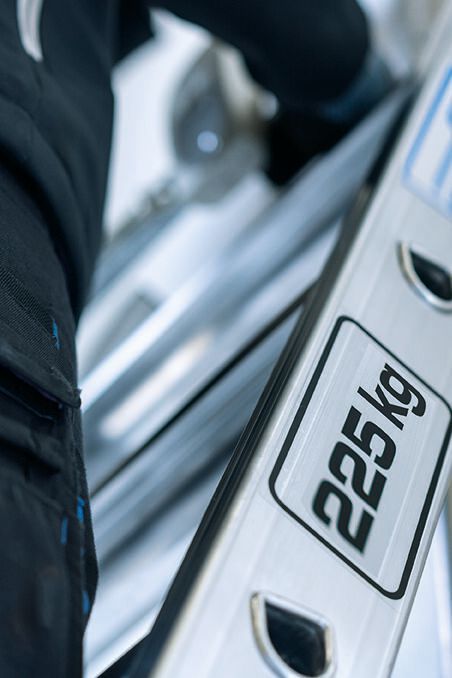 Hält viel aus: Durch die Ausstattung aller drei Leitern mit profilierten und verstärkten D-Stufen werden die Anforderungen der TRBS 2121-2 an die Nutzung von Stufen als Arbeitsplätze erfüllt.(Bild:  Krause-Werk)