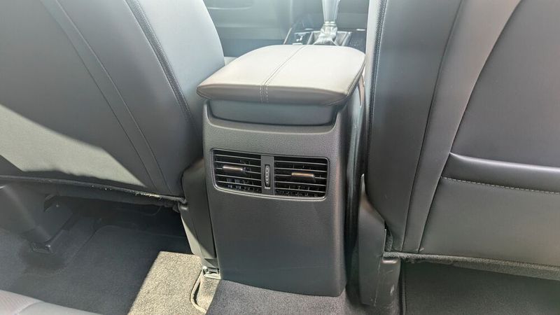 USB-Anschlüsse gibt es hinten nicht. (Bild: Simon – VCG)